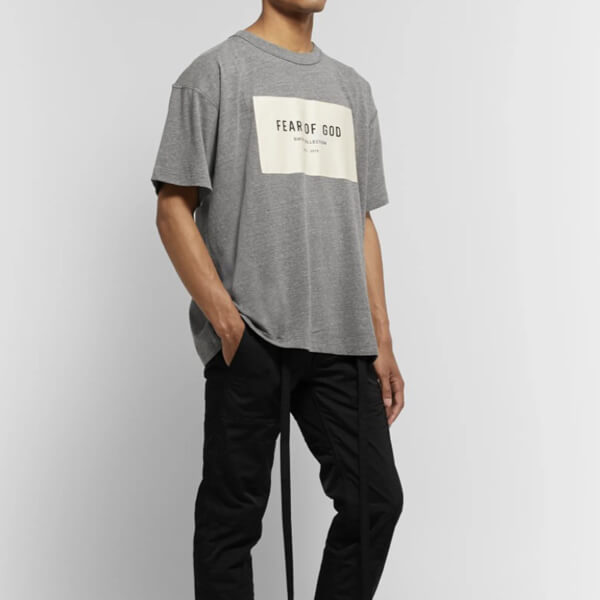 ? 新作 Fear Of God エッセンシャルズ tシャツ 偽物オーバーサイズ ロゴ Tシャツ