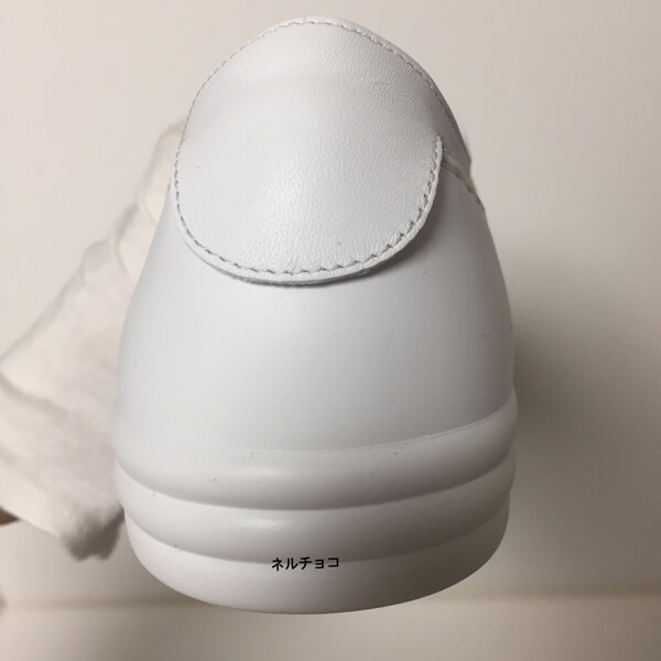 シャネル スニーカー 偽物 シャネル ールホワイトに型押しのCCマークがめっちゃ可愛い ホワイト