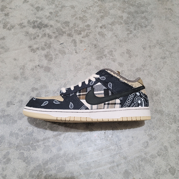 トラヴィス・スコット × ナイキ travis ダンク 偽物 SB DUNK LOW トラヴィス・スコット ナイキ