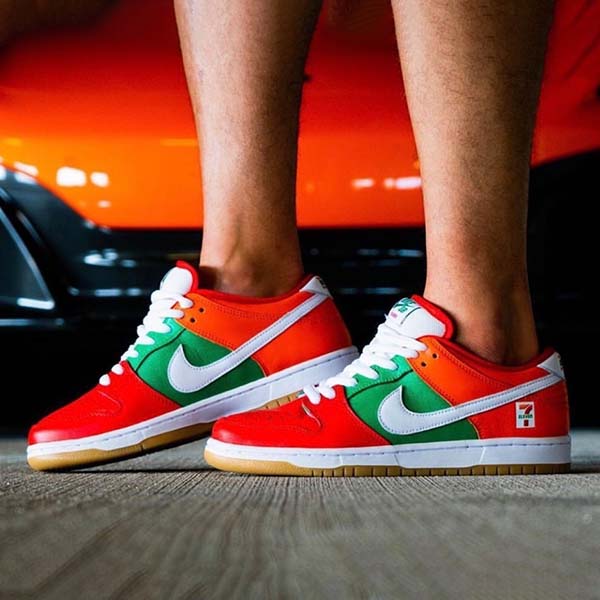 レア人気話題コラボ！セブンイレブン X ナイキ SB ダンク ロー スニーカー CZ5130-600