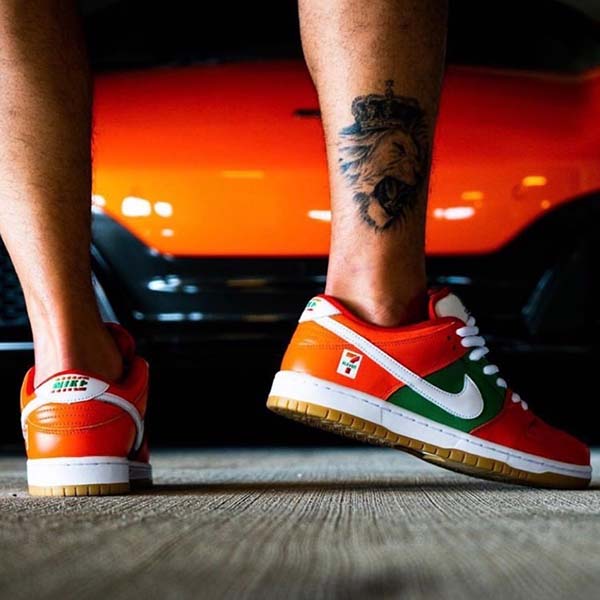 レア人気話題コラボ！セブンイレブン X ナイキ SB ダンク ロー スニーカー CZ5130-600