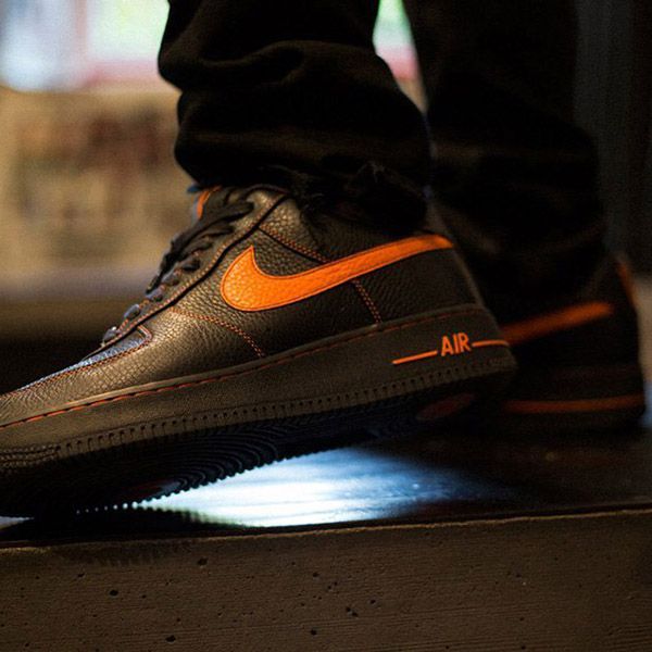 入手困難*大人気*ヴィローン × ナイキ エアフォース1 偽物 ロー ブラック/オレンジ ブレイズ AA5360-001