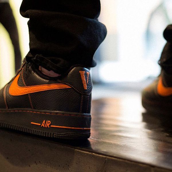 入手困難*大人気*ヴィローン × ナイキ エアフォース1 偽物 ロー ブラック/オレンジ ブレイズ AA5360-001