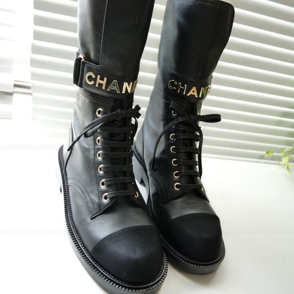 すぐ届く∞シャネル ロゴとレースアップのロングブーツ 偽物