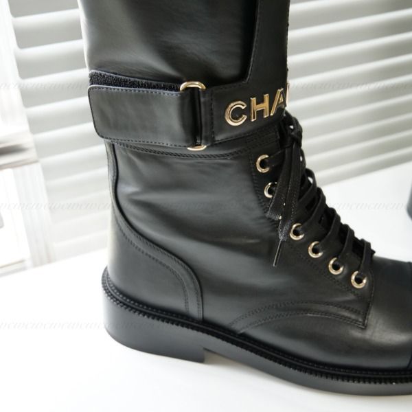すぐ届く∞シャネル ロゴとレースアップのロングブーツ 偽物