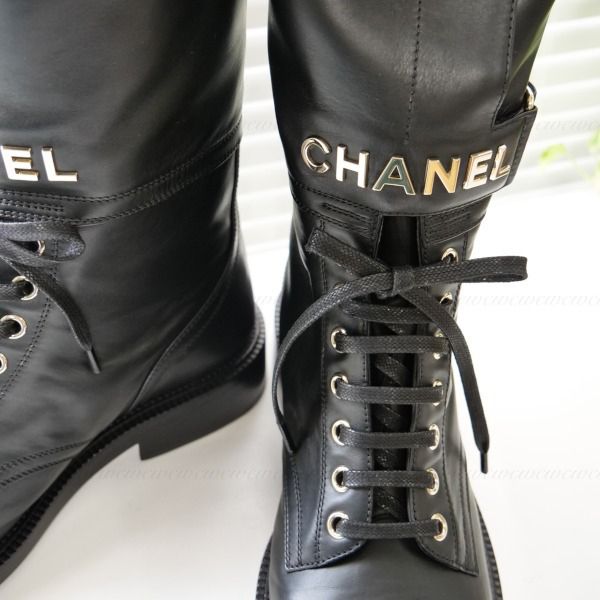 すぐ届く∞シャネル ロゴとレースアップのロングブーツ 偽物