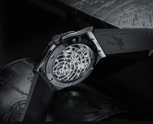 ウブロ 2021年新作モデルクラシックフュージョン トゥールビヨン 5デイ パワーリザーブ ベルルッティ スクリット オールブラック