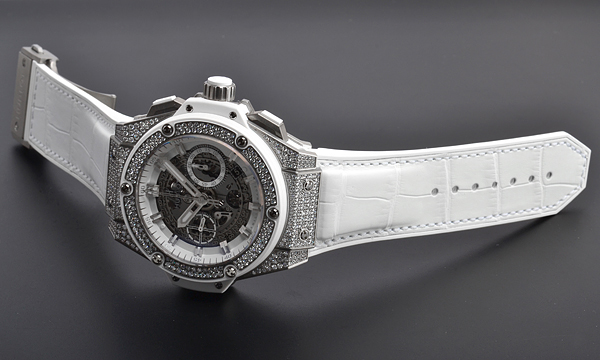 ウブロ キングパワー スーパーコピーウニコ チタニウム ホワイト パヴェ 701.NE.0127.GR.1704